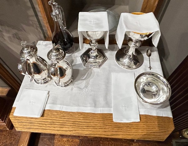 Vessels on credence table